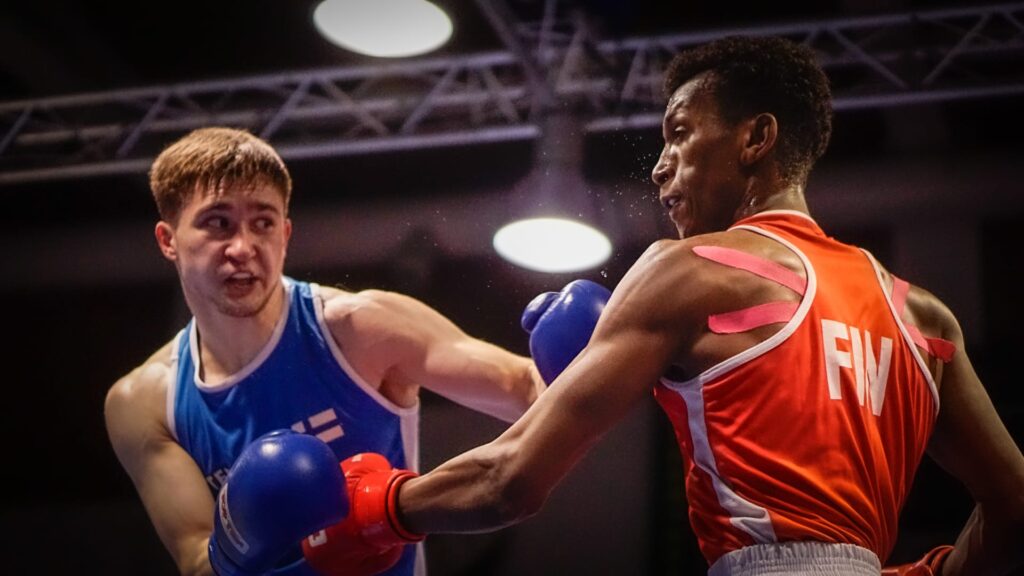 Suomalaisnyrkkeilijät Dmitri Kataja ja Ismail Umar ottelevat nyrkkeilykehässä.