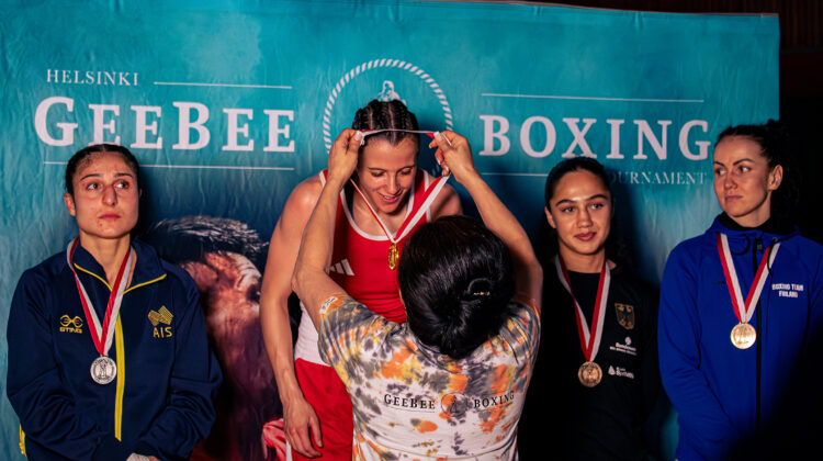 Neljä nyrkkeilijää vastaanottamassa mitalinsa vuoden 2025 GeeBee-turnauksessa.