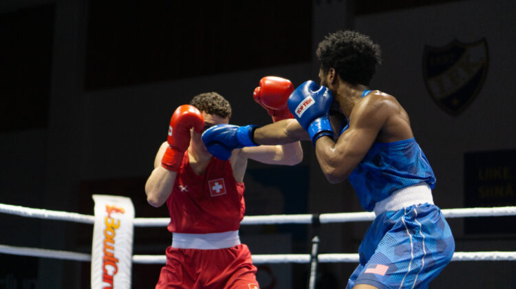 Kaksi nyrkkeilijää nyrkkeilemässä.