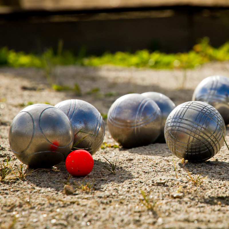 Petankkikuulia hiekalla.