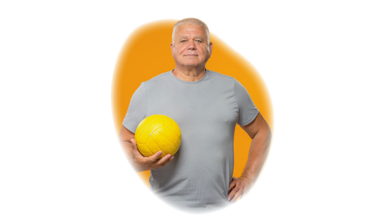 Mies pitää lentopalloa kädessään.