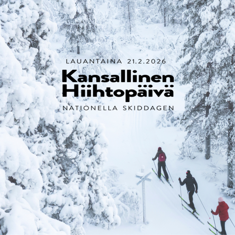 Luminen maisema, jossa hiihtää kolme hiihtäjää. Etualalla teksti Kansallinen Hiihtopäivä, Nationella Skiddagen lauantaina 21.2.2026.