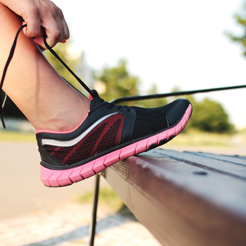 Kuvituskuva. Kuvassa henkilö sitoo kengännauhojaan kiinni.