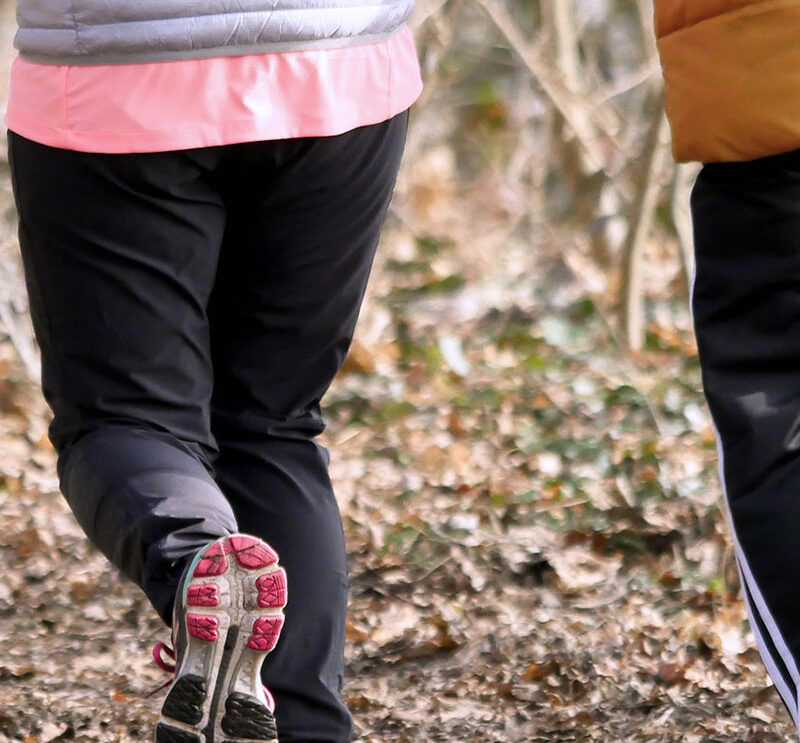 Kuvassa kaksi juoksijaa maastossa.