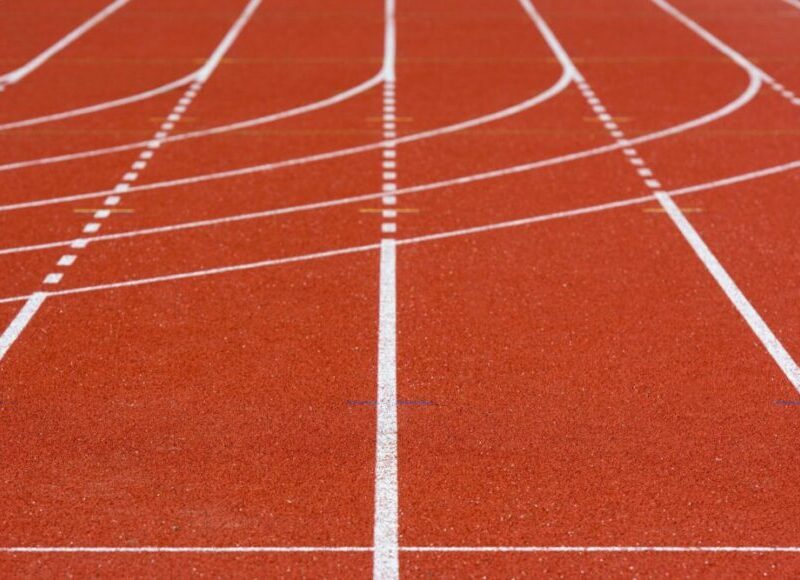 Kuvassa yleisurheilukenttä läheltä kuvattuna.