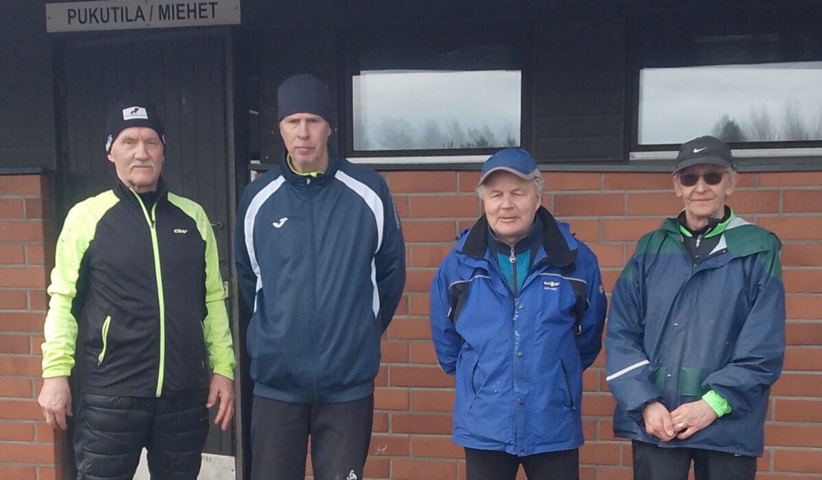 Miehiä seisomassa rivissä