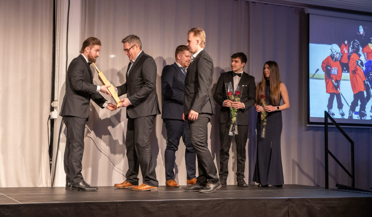 Kuvassa luovutetaan palkinto urheilugaalassa.