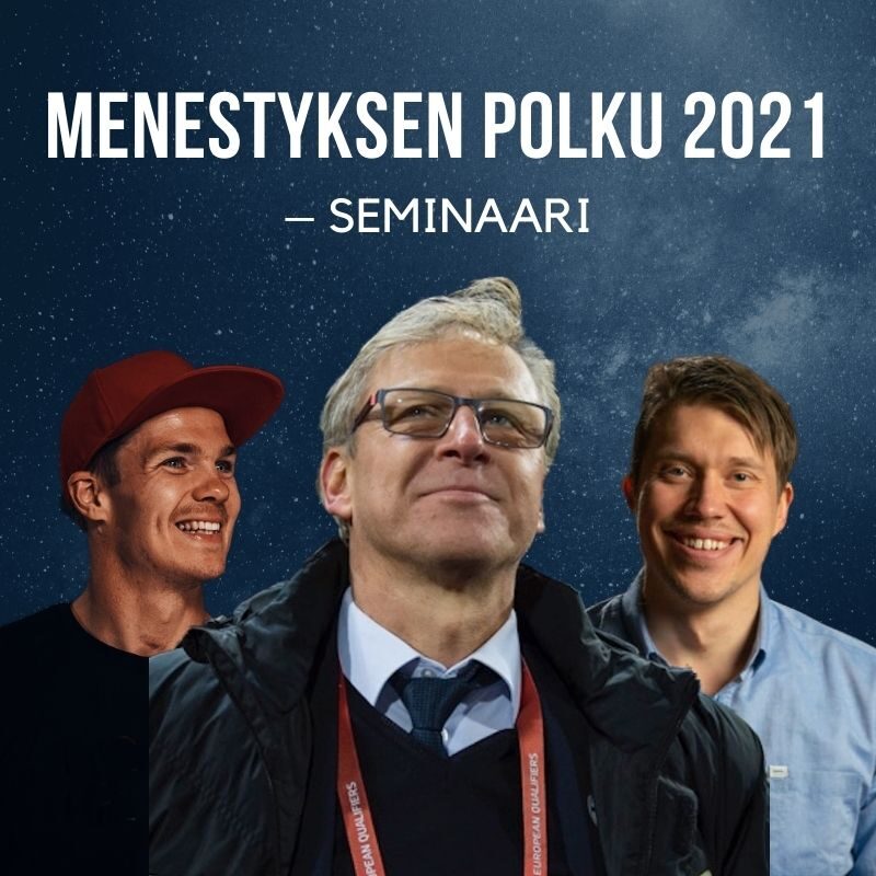 Menestyksen polku 2021 – seminaari. Kuvassa Markku Kanerva, Aleksi Tossavainen ja Pekka Hyysalo seisovat ja taustana tummansininen tähtitausta.