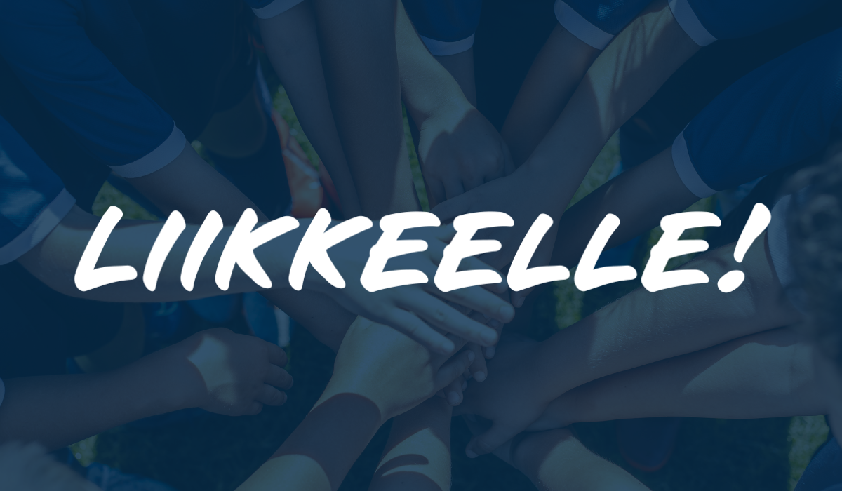 Tummansinisävyinen kuva lasten joukkueesta pitämässä kädet yhdessä. Etualalla valkoinen teksti Liikkeelle!