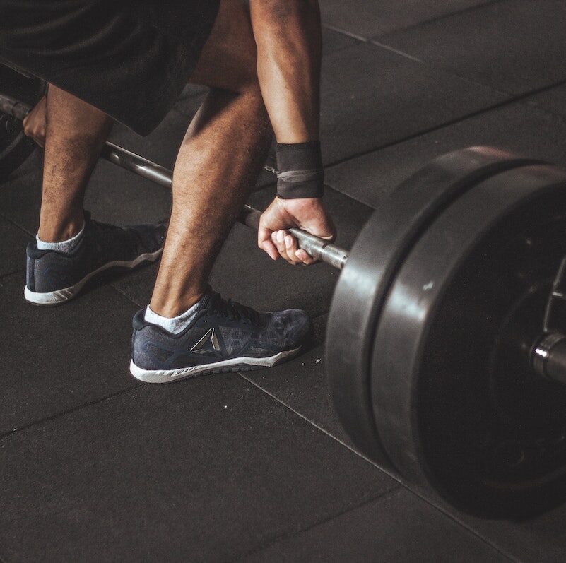 Painonnoston mestaruuskilpailut Leppävirralla, Kuvituskuva, jossa mies nostaa painoja maasta,