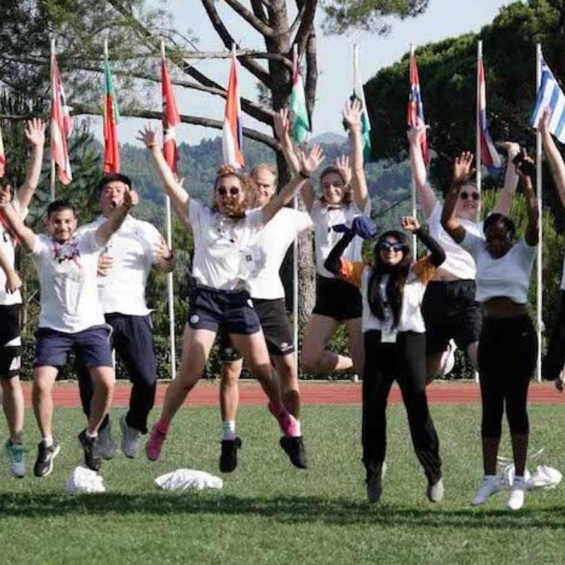 Nuoria kuvassa urheilukentällä.