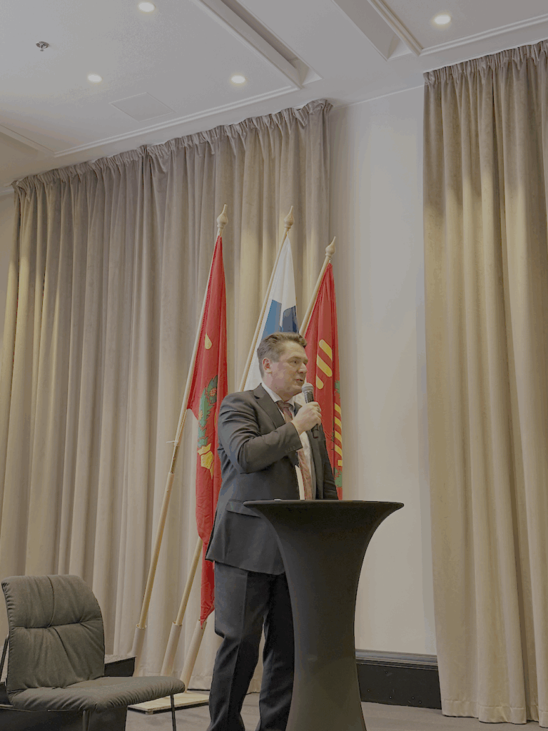 Saku Nikkanen pitää puhetta. Taustalla TUL:n ja Suomen liput.