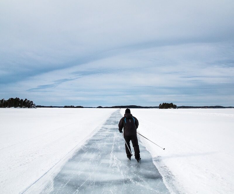 Luistelija järven jäällä.
