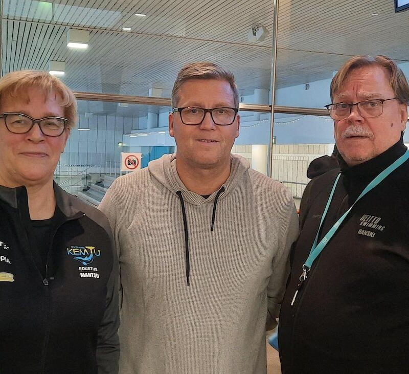 Marja-Leena Viinamäki, Jani Sievinen ja Hannu Saikanmäki yhteiskuvassa.