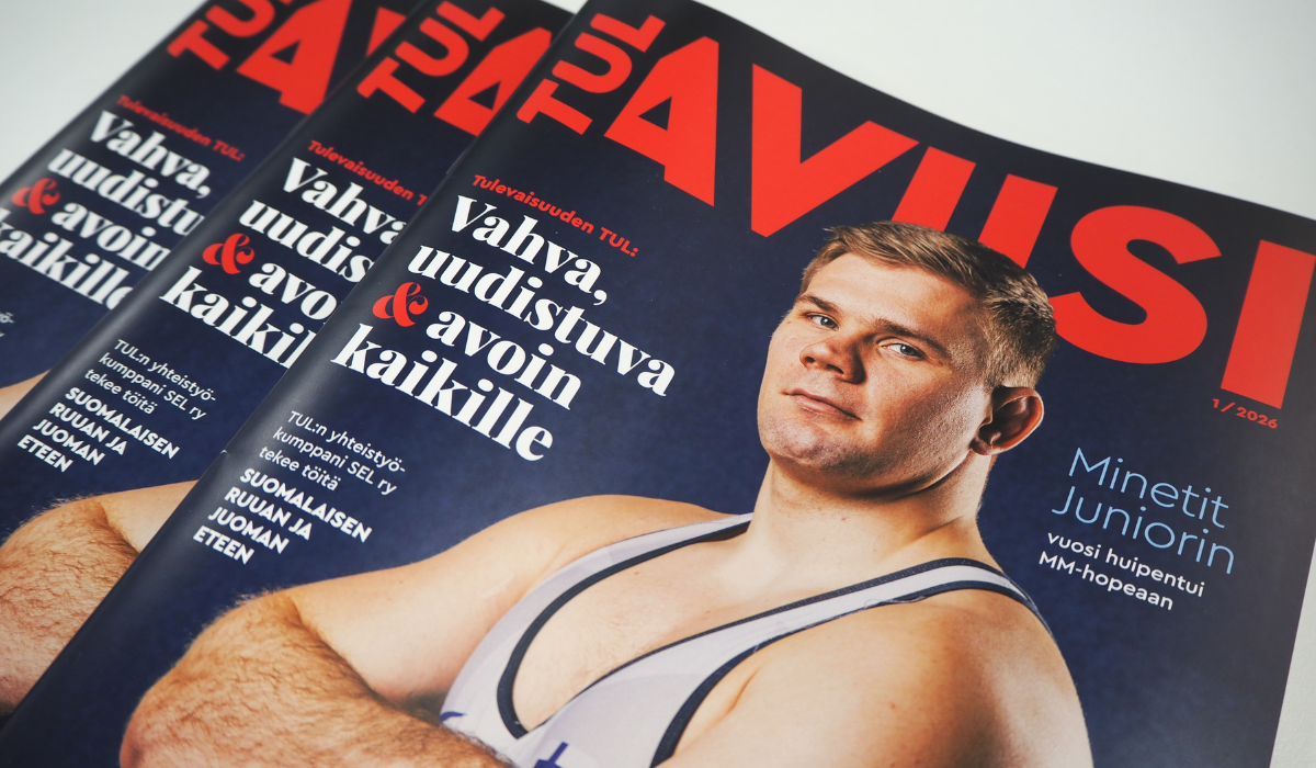 Kolme TUL Aviisi -lehteä pinossa.