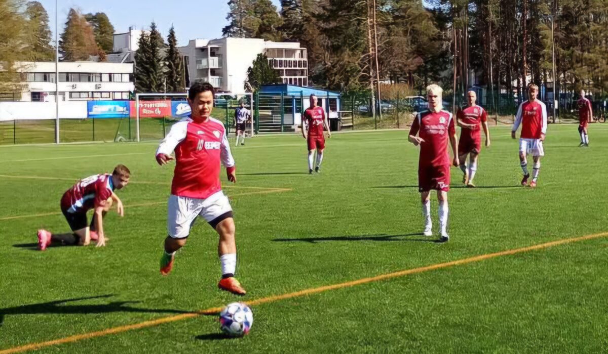 Miehet pelaavat jalkapalloa