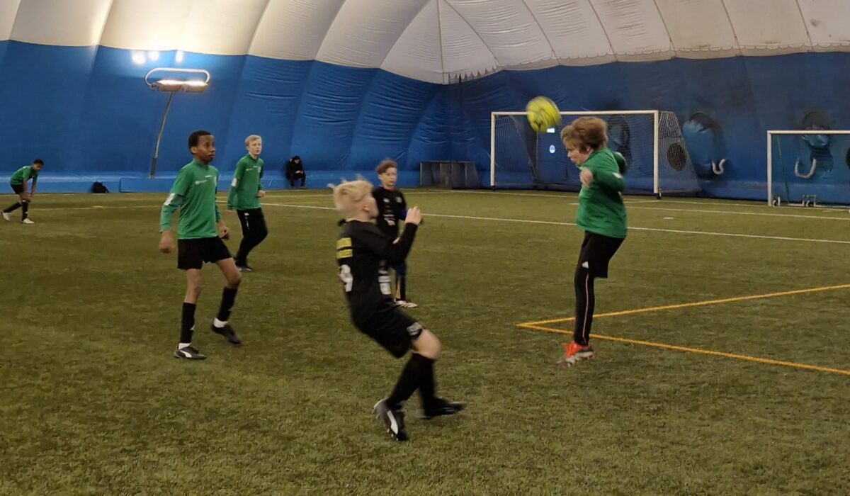 PUS pelaaja katkaisee päällään YKV:n hyökkäyksen