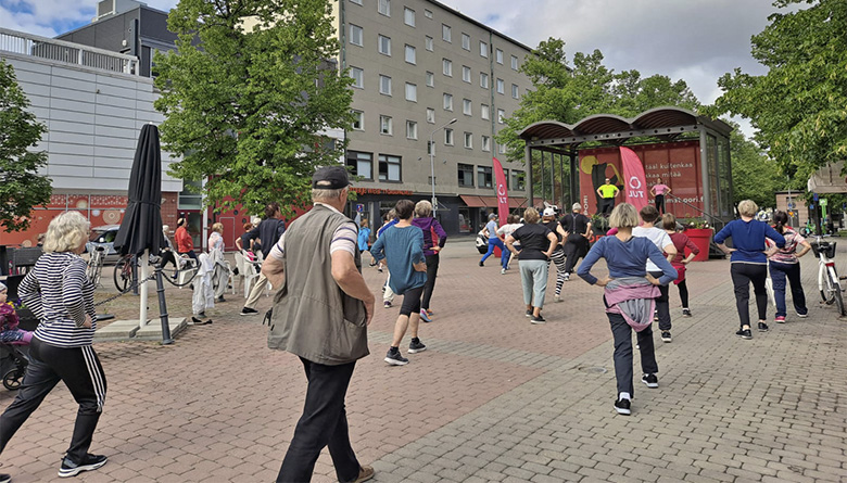 Aikuisia jumppaamassa Porin Eetunaukiolla.