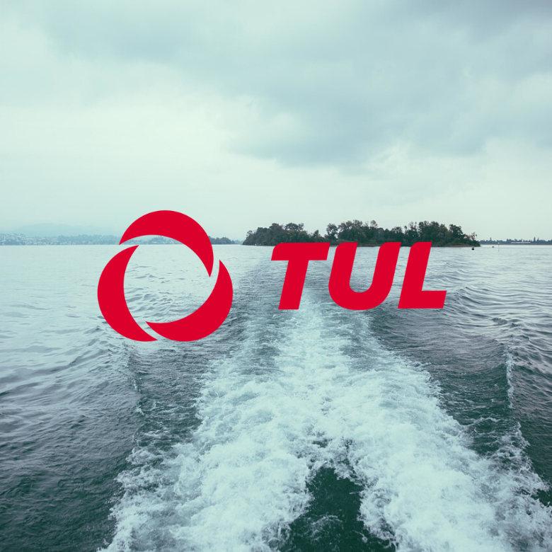 Vaahtoavaa merta ja laivan synnyttämiä aaltoja.