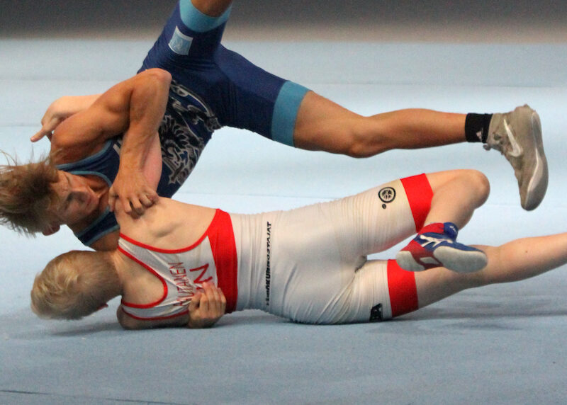 Painijat painimassa.