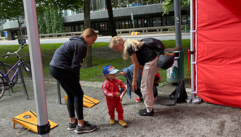 Pieni lapsi toimintapisteellä.