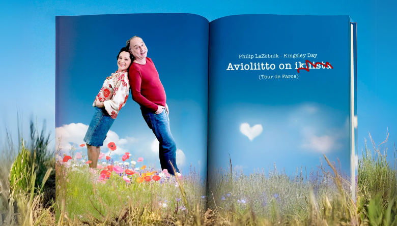 Näytelmän mainos. Kuvassa kirjan kansi, jossa on otsikko “Avioliitto on ikuista” (Tour de Farce) ja kirjoittajat Philip LaZebnik ja Kingsley Day. Otsikossa sana “ikuista” on yliviivattu punaisella ja korjattu huumorimaisesti. Kannen kuvassa on kesäisellä kukkaniityllä seisova pariskunta, joka nojaa toisiinsa hymyillen. Taustalla on sininen taivas, jossa on sydämenmuotoinen pilvi.