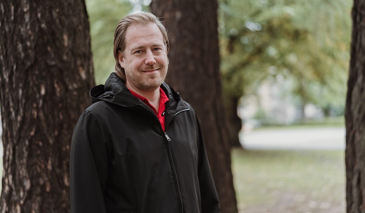 TUL:n Tampereen piirin toiminnanjohtaja Ari Ruoholahti seisomassa puiden edessä.