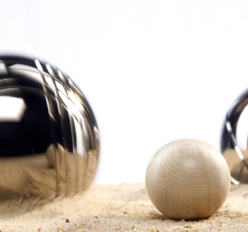 Petankkikuulia. Kuvassa kaksi petankkikuulaa.