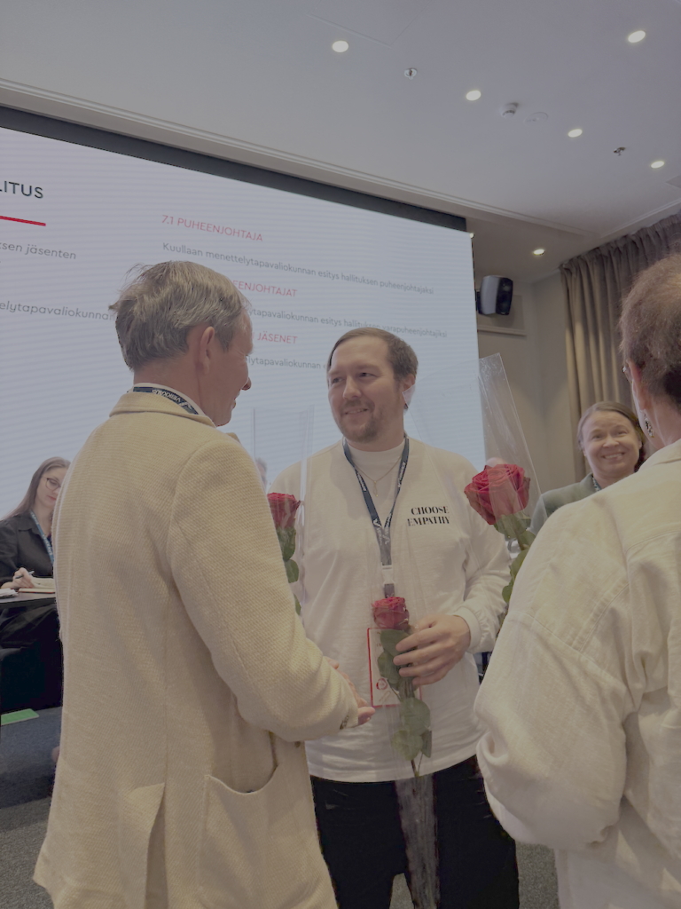 TUL:n väistyvä puheenjohtajisto Lasse Mikkelsson ja Henrik Nyholm. Taustalla myös 