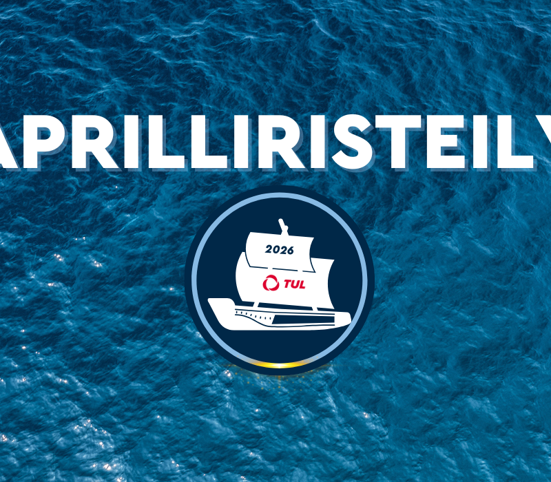 Tummansininen meri taustalla. Etualalla teksti Aprilliristeily. Tekstin alapuolella grafiikkakuva laivasta, jonka purjeessa on teksti 2026 sekä TUL:n punainen logo.
