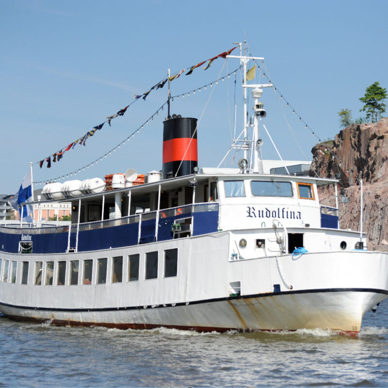 Laiva m/s Rudolfina lipuu eteenpäin aallokossa Aurajoessa.