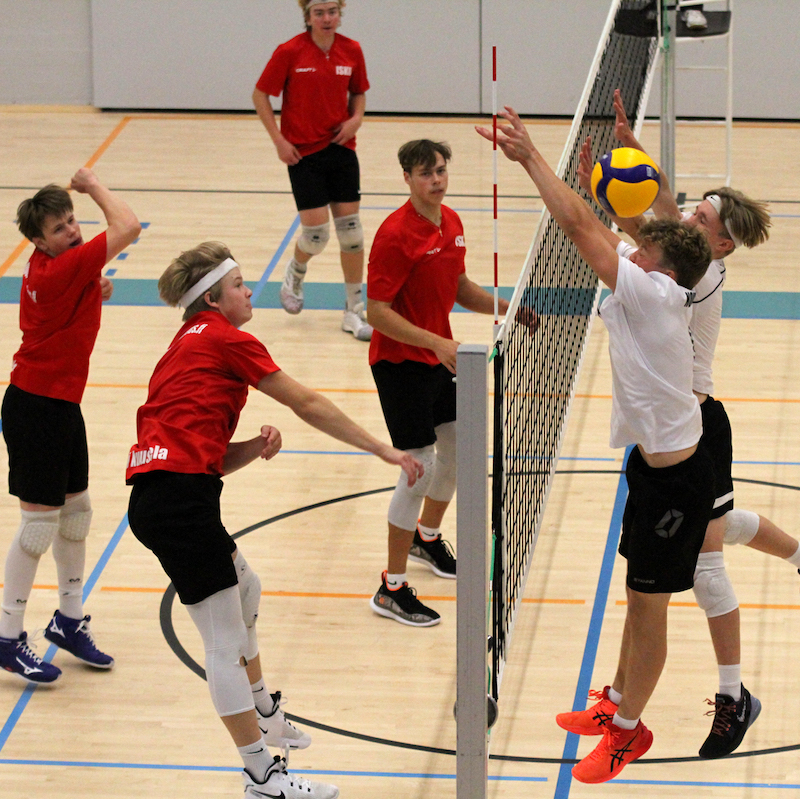 TUL avointen lentopallon mestaruuskilpailut. Kaksi poikaa torjumassa, kun toisella puolelta verkkoa on hyökännyt ja iskenyt palloa.