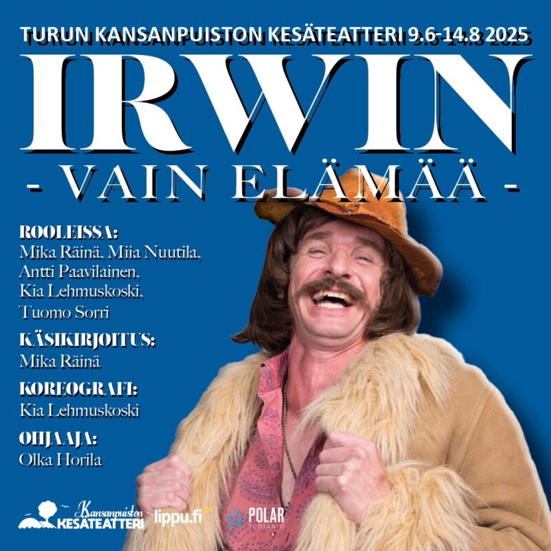 Irwinin näyttelijä nauraa turkissa ja nahkahattu päässään.