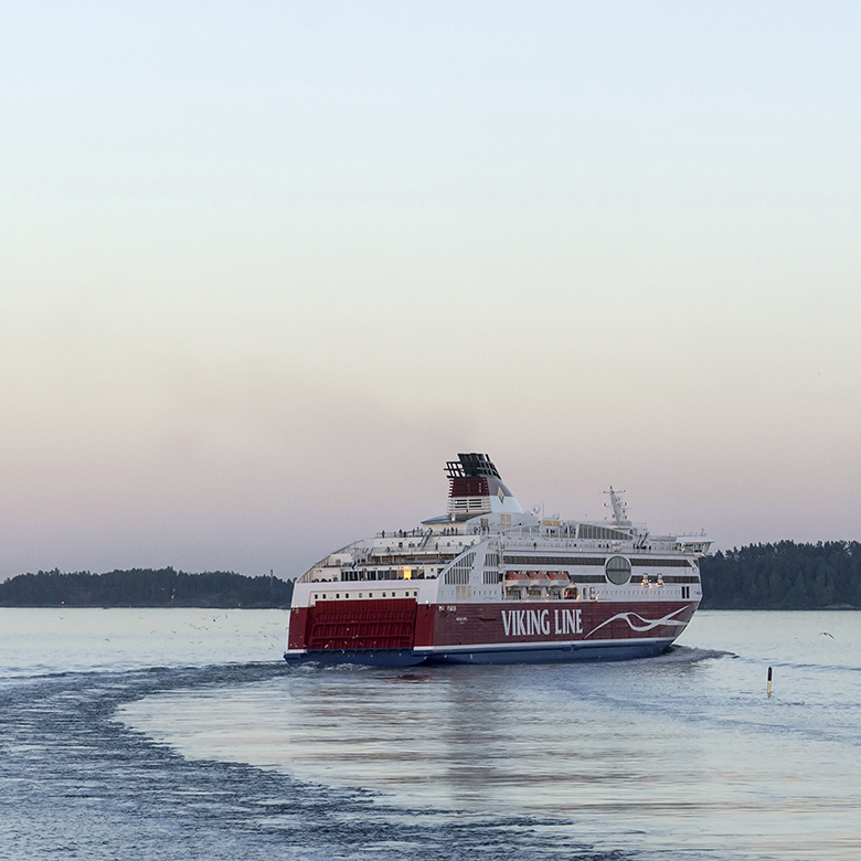 Viking Linen laiva kaartaa oikealle. Laivaa katsotaan takaapäin.
