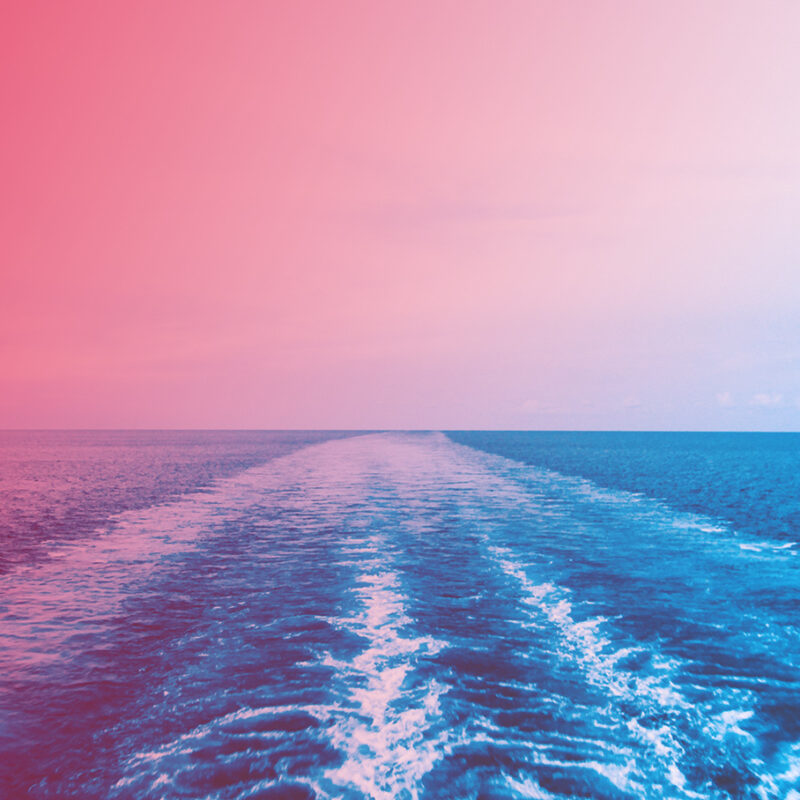 Meri, jossa näkyy laivan kulkemisesta syntyneet aallot ja vaahtoa.