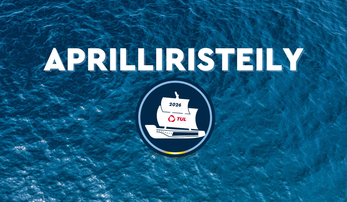 Tummansininen meri taustalla. Etualalla teksti Aprilliristeily. Tekstin alapuolella grafiikkakuva laivasta, jonka purjeessa on teksti 2026 sekä TUL:n punainen logo.