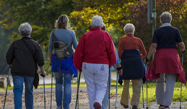 Ohjattua sauvakävelyä eläkeläisille