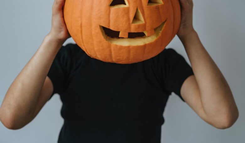 Teatteri Akseli: Omena putoaa (M. Waltari)