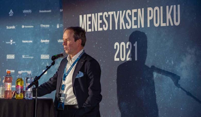 Lasse Mikkelsson Menestyksen polku seminaarissa lavalla.