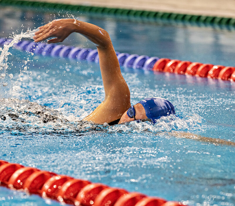 Uimari ui kroolia uima-altaassaa.