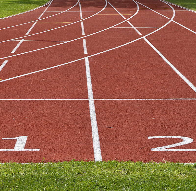 Kuva yleisurheilukentän juoksuradasta.
