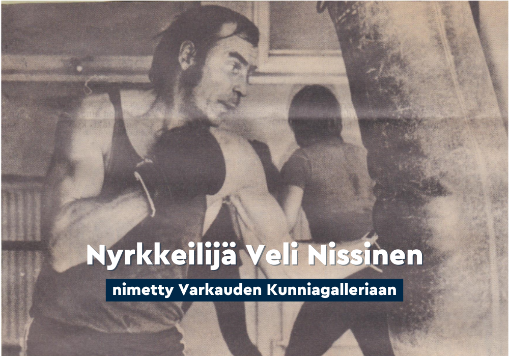 Mustavalkoinen kuva Veli Nissisestä nyrkkeilemässä. Lisäksi teksti Nyrkkeilijä Veli Nissinen nimetty Varkauden Kunniagalleriaan.