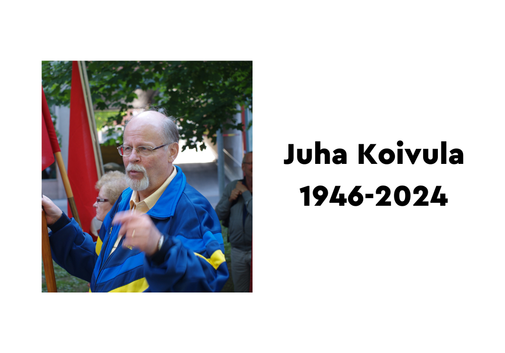 Juha Koivula kantamassa seuran lippua. Lisäksi teksti Juha Koivula 1946-2024.