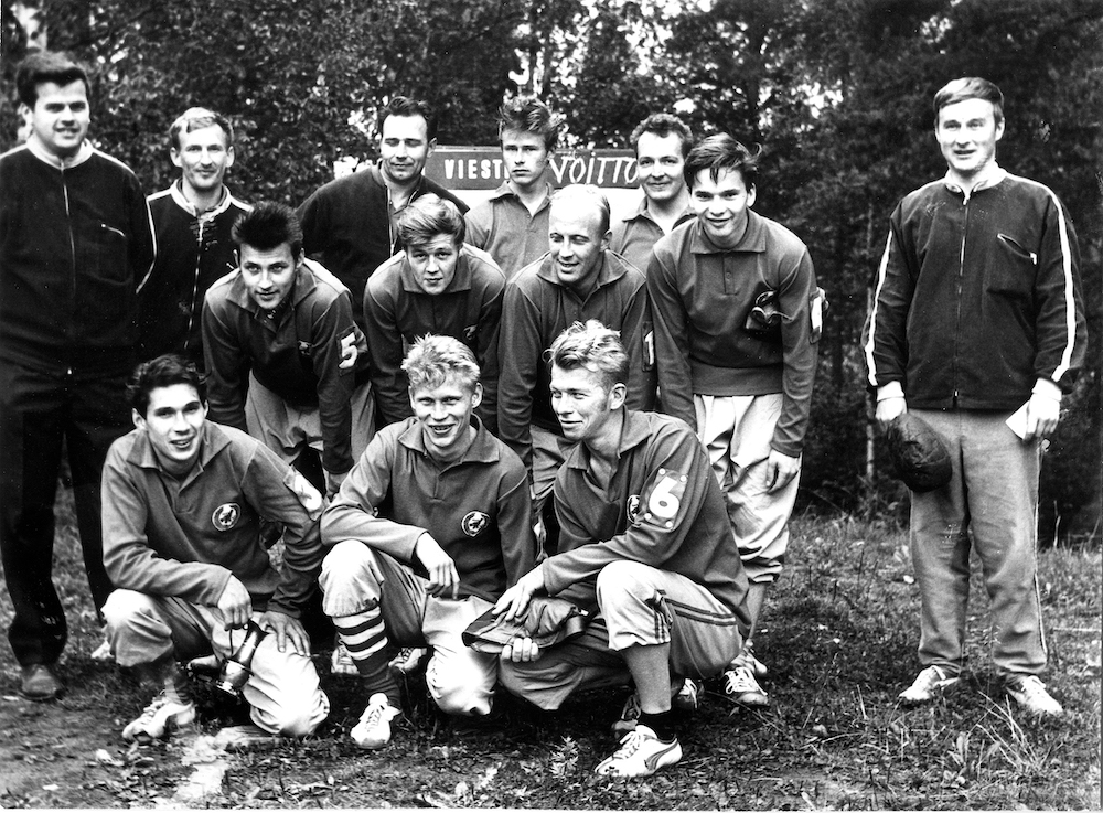 Keljon Viestin vuoden 1965 pesäpallon mestarijoukkue mustavalkoisessa kuvassa.