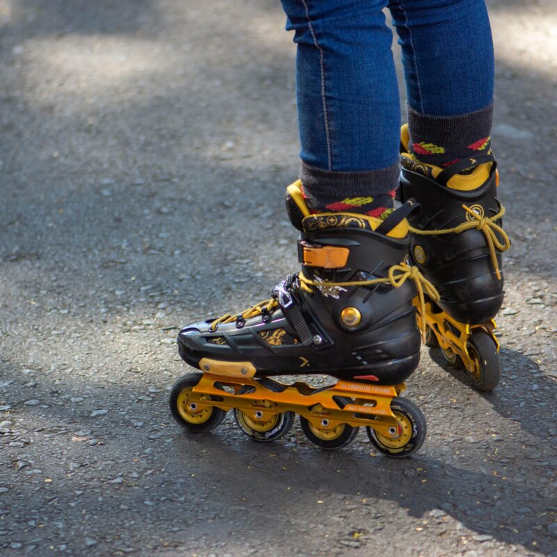 Kuvassa jalat, joissa rullaluistimet.