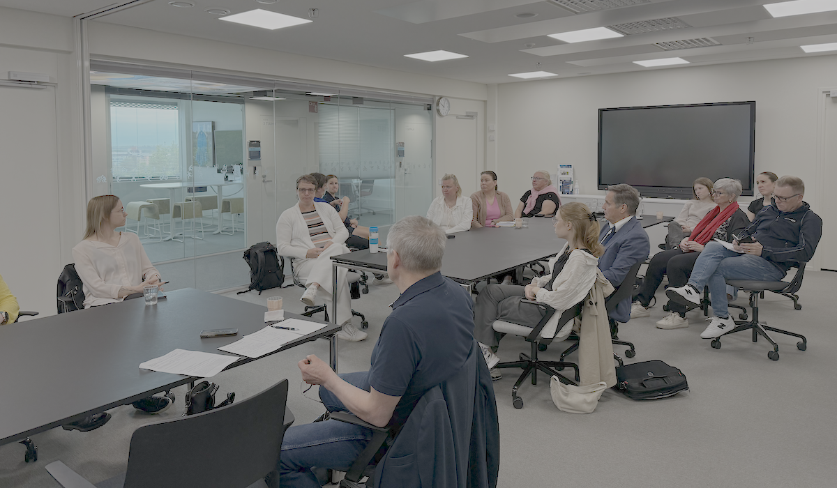 Ihmisiä istumassa kokouspöydän ympärillä 9.6. järjestetyssä tasa-arvon pyöreän pöydän tilaisuudessa.