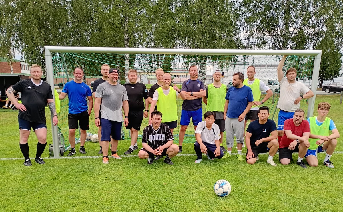 Lapuan Ponnistuksen miesten harrastejalkapalloryhmä kuvattuna jalkapallomaalin edessä.