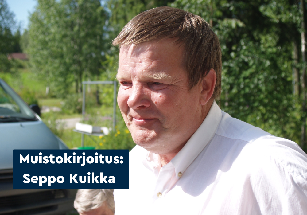 Seppo Kuikka kuvattuna kesäisessä maisemassa. Etualalla teksti Muistokirjoitus: Seppo Kuikka.
