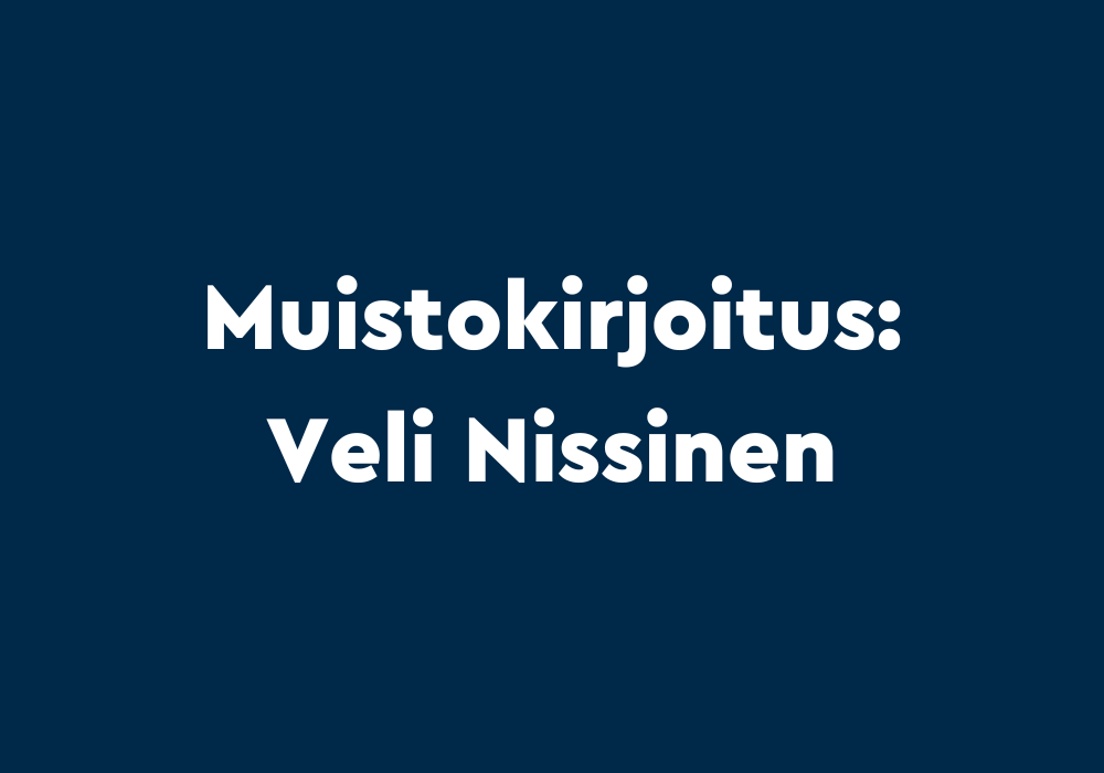 Tummansinisellä taustalla valkoinen teksti Muistokirjoitus: Veli Nissinen.