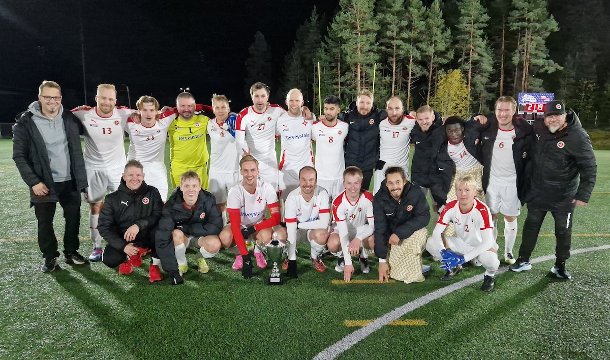 Tampereen Pallo-Veikkojen miesten edustusjoukkue kuvattuna TUL Cupin finaalin jälkeen.